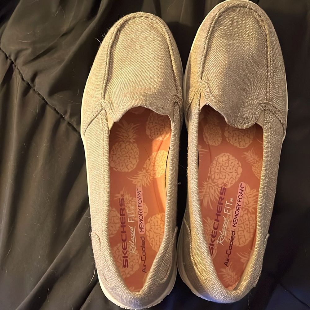 NWOT Skeckers light brown linen look textile upper slip ons, sizer 8 1/2